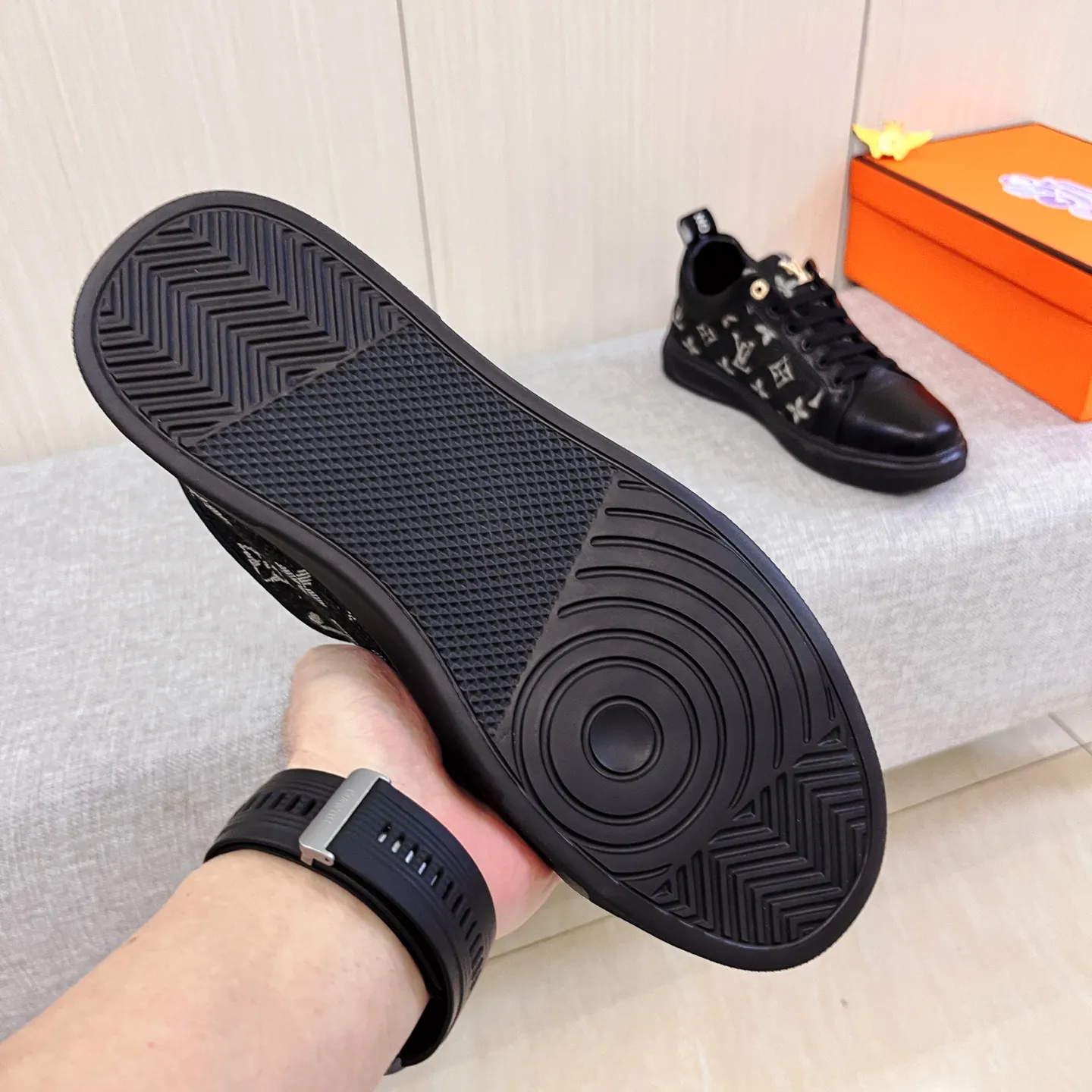 🚘🚘Factory batch 400💰[LV]🔥Louis Vuitton, high-end men's shoes brand, official website 1:1 latest masterpiece: the upper is made of first-layer cowhide imported from Italy with a comfortable and breathable lining➕original non-slip and wear-resistant outsole🔥, making walking more convenient and comfortable! An exclusive new model, a stunning work, a beautiful 1:1 replica [color] compared to the official quality! Create a fashionable personality to set off your uniqueness! A must-have for trendy men! Classic🔥Size: 38-44 Color: 🔥Multiple colors available🔥